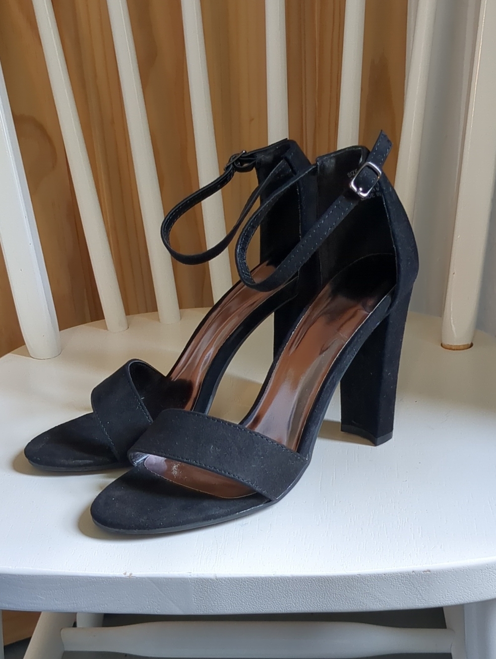 Chelsea Moreland Black Suede Block Heel Sandals with Ankle Strap. Size 8.5